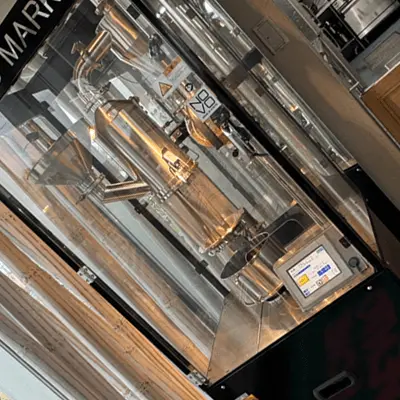 豆の状況を見ながら調整して店内でコーヒーを焙煎。最高な香りと味をご提供