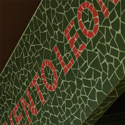 一つ一つ手作業で貼りつけたタイル字の店名